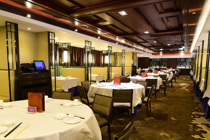 龍閣提供多款傳統粵菜、海鮮料理及節慶中式糕點，注重製作工序與味道呈現。透過 Storellet 消費可累積積分，並兌換餐飲相關獎賞，為用餐及節慶選購帶來更多回饋。