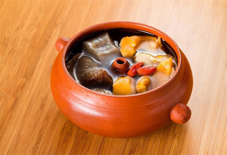 原盅氣窩燉湯