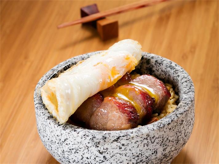 石鍋煎蛋叉燒鮑魚粒飯