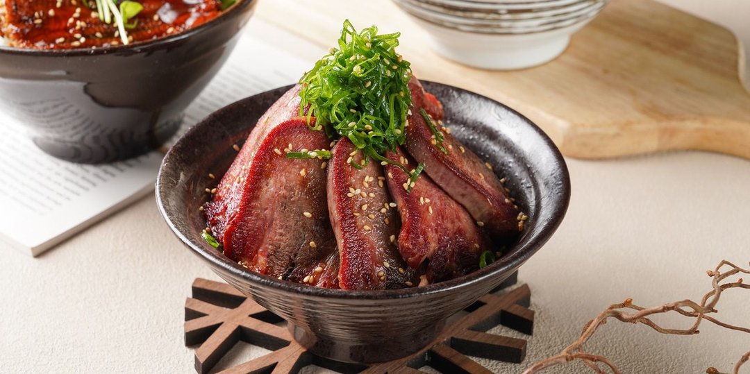 餐廳主打白咖喱烏冬、丼飯及日式刨冰，講究食材處理及製作手法，出品細緻而具特色。透過 Storellet 平台消費，可累積積分並換領餐飲相關獎賞，提升整體用餐回饋。