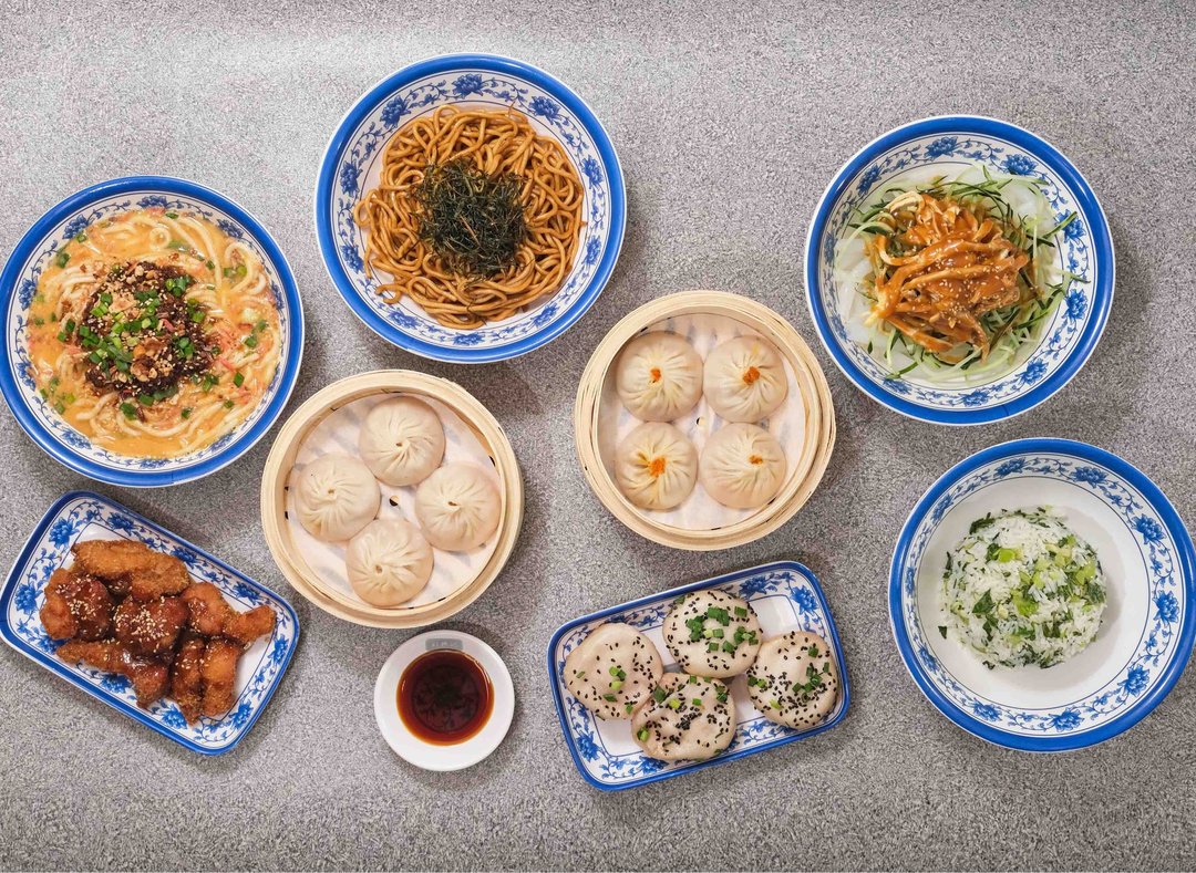 劉興記招牌爆汁生煎包特寫，金黃色底，灑上芝麻及蔥花。傳統堅持：新鮮豬肉、人手包製與獨家混水煎法 。

人氣麵食與上海排骨菜飯推介 。成為我們的會員計劃，可兌換各種會員獨家獎賞和優惠，讓您每次光顧都能享受更多驚喜。