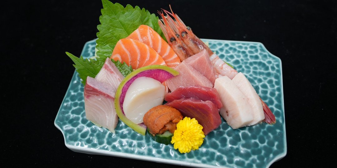 千の味·初 提供多款壽司及刺身盛合，選擇豐富而實在。透過 Storellet 消費可累積積分，並兌換全港分店適用的餐飲獎賞及會員優惠。