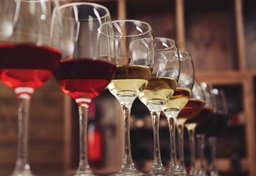 任飲汽水、啤酒、指定紅或白酒一位
