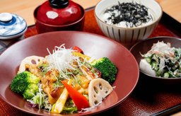 凡惠顧「羅勒雞肉繽紛沙律碗定食」可減$10元 (原價$126)