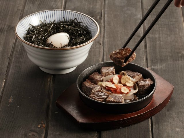 鐵板角切和牛 配燒魂丼