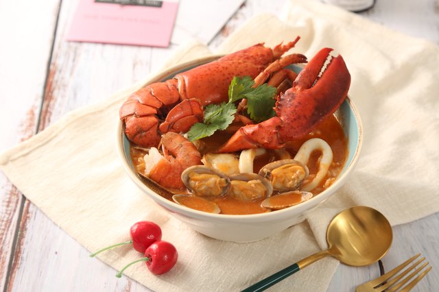 Pan-fried Boston lobster with rice in soup